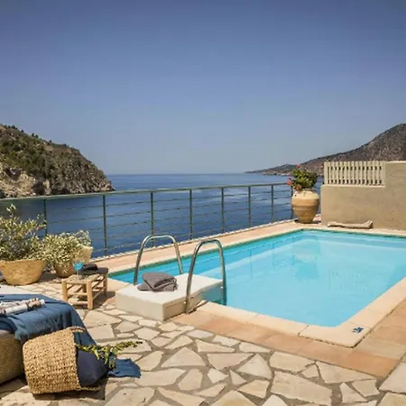 Magnificent Kefalonia Chalker 3 Bedrooms Seafront فيلة